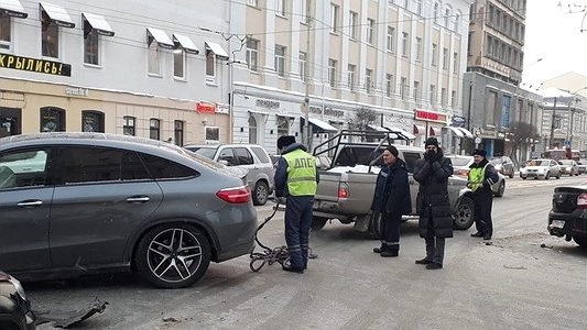 Из-за ямы на дороге на Малышева столкнулись пять авто и троллейбус