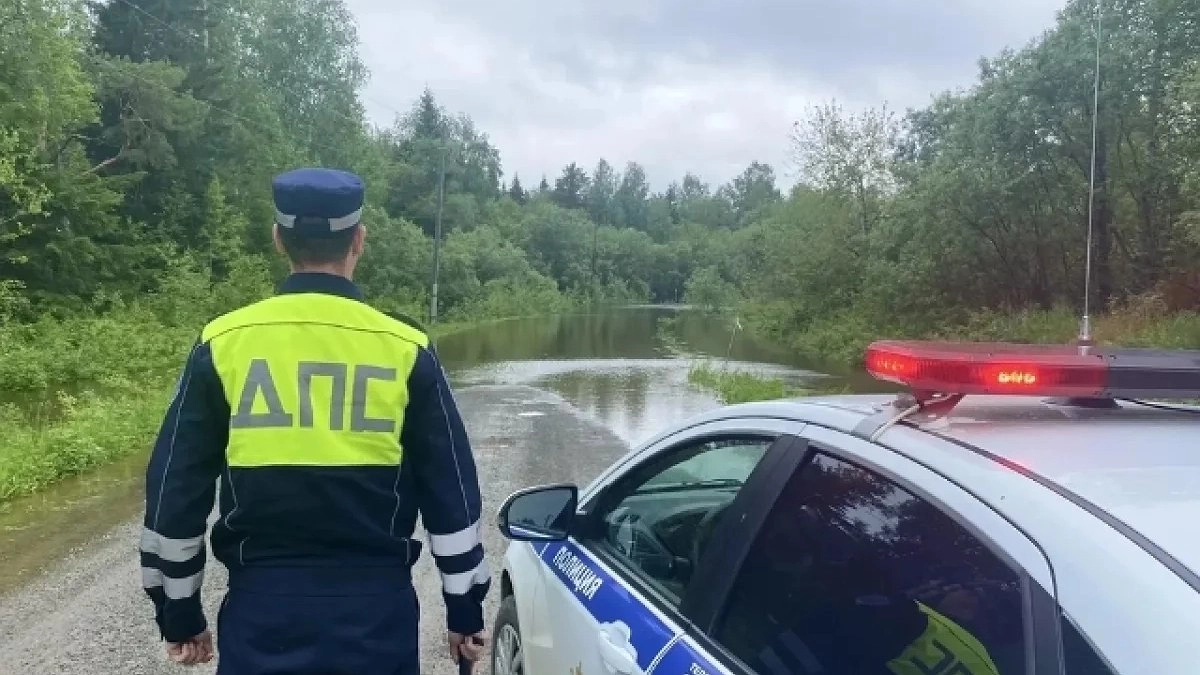 Трассу Пермь – Екатеринбург перекрыли после аварии с грузовиком — что известно