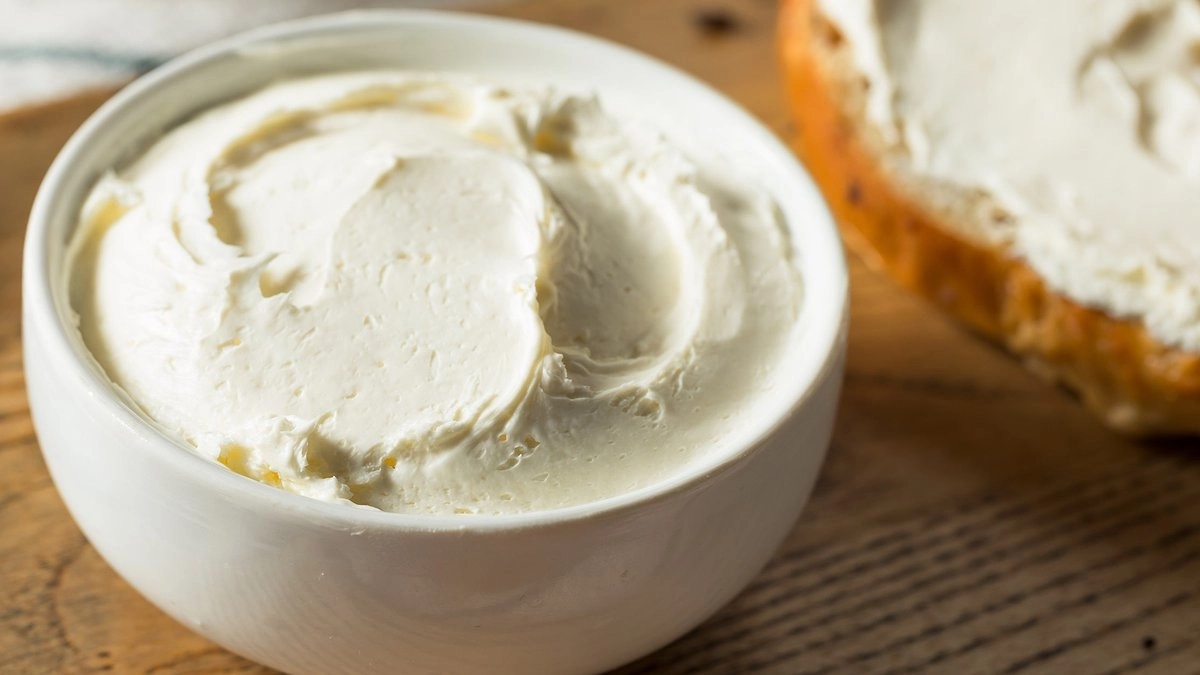 Главная картинка новости: Этим секретным сыром повара заменяют крем-чиз и масло. Он в 6 раз легче и готовится ночь