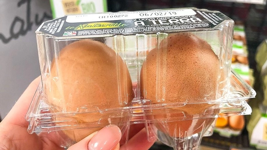 Екатеринбуржцы лижут яйца в магазине ради денежных выплат