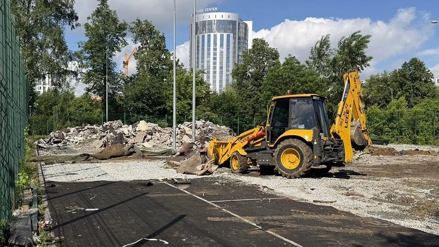В парке Павлика Морозова в Екатеринбурге начали ремонт баскетбольных и футбольных площадок