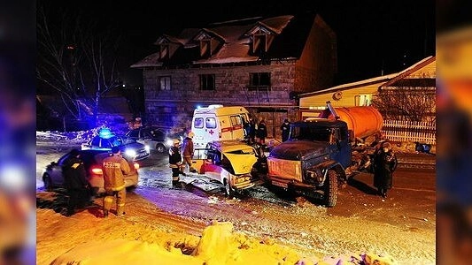 Под Екатеринбургом пьяная компания на ВАЗ-2104 протаранила машину с фекалиями