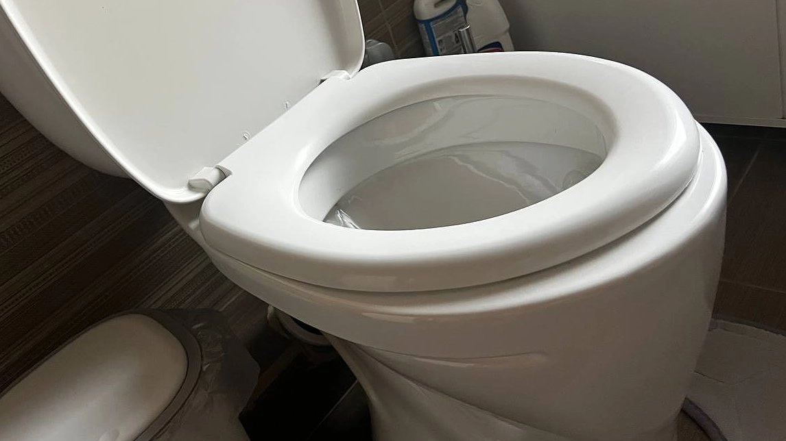 Обработайте этим стенки унитаза и от мочевого камня следа не остается: таким белым даже снег не бывает, санузел как с магазина