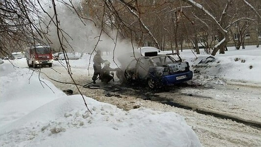 Пожар в Екатеринбурге: на Уралмаше на улице Индустрии сгорел автомобиль ВАЗ-2110