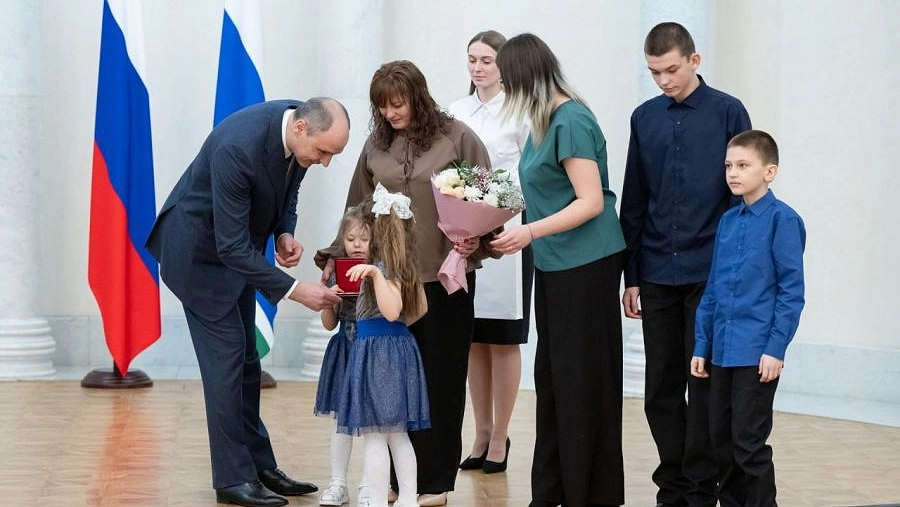 Губернатор Паслер наградил уральских многодетных родителей орденом «Родительская слава»