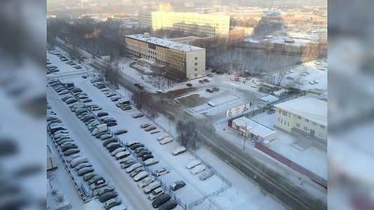 Главная картинка новости: В Екатеринбурге прорвало трубу: на Пионерском затруднено движение