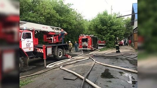Облили бензином входную дверь: на Уктусе дважды за ночь горел частный дом