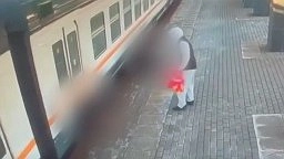 Электричка протащила подростка по платформе из-за халатности машиниста