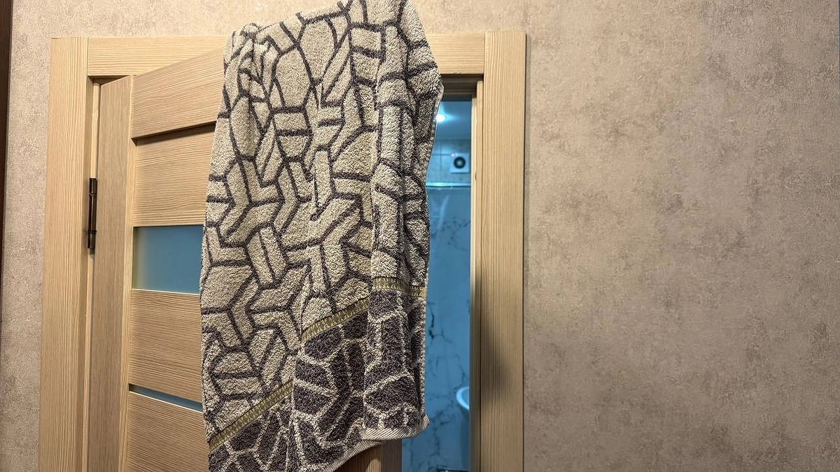 Не вешайте полотенце на дверь и не вытирайте пол: почему эти приметы не стоит не игнорировать