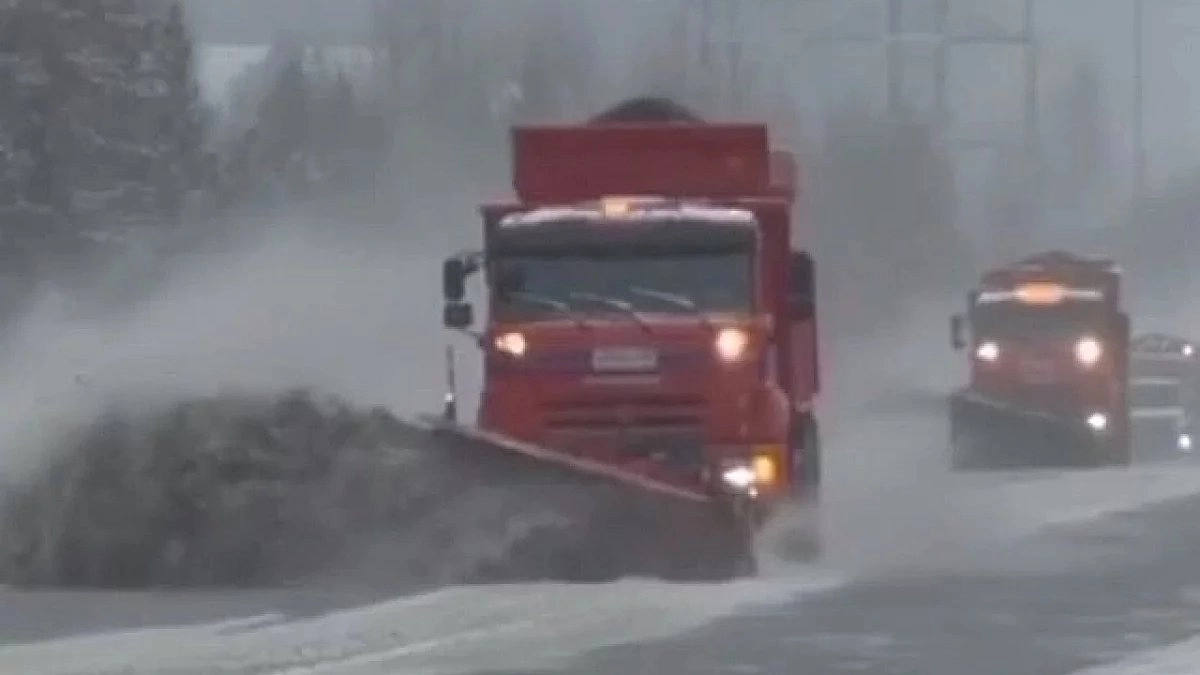 Главная картинка новости: Свердловские трассы заметает: 276 машин вышли на уборку снега — что нужно знать водителям