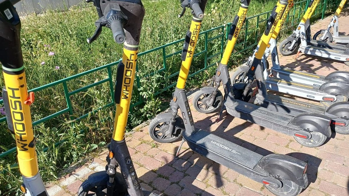 Власти Екатеринбурга договорились с прокатчиками об уменьшении парка электросамокатов в городе