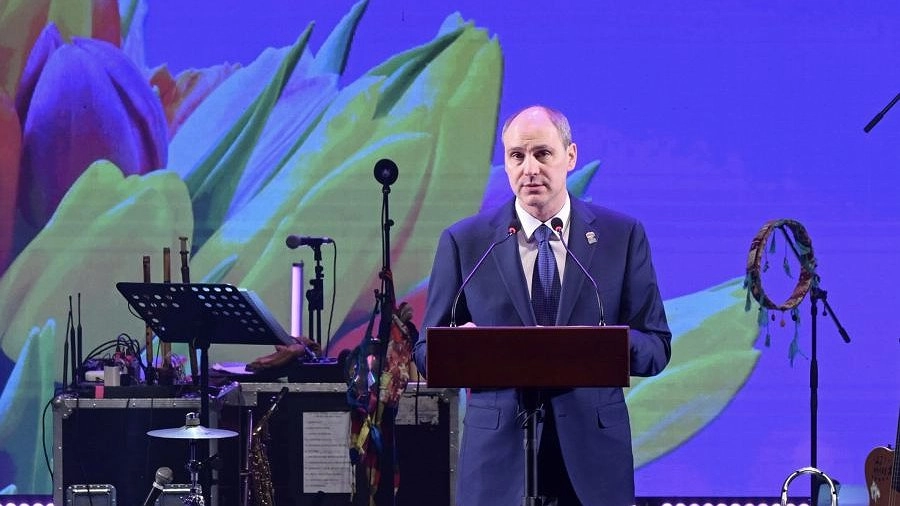 Главная картинка новости: «Вы наша надежная опора»: Паслер трогательно поздравил свердловчанок с 8 Марта