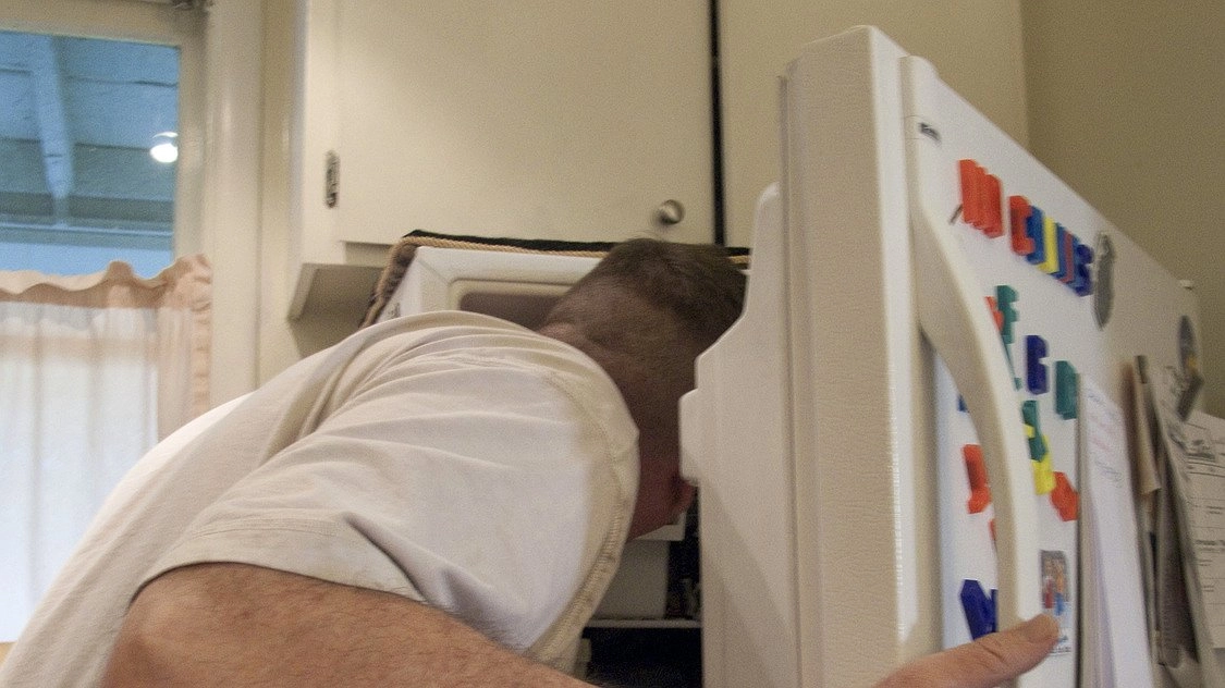 Почти никто не слышал о такой хитрости: бутылку с водой в морозилку – счета за электричество больше не беспокоят