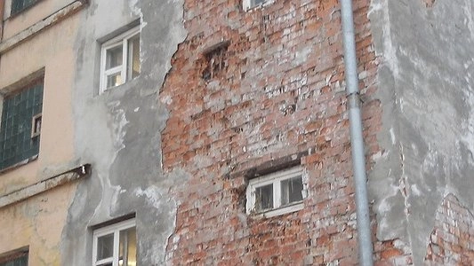 Главная картинка новости: Аварийный дом: на улице Малышева, 138 у общежития обвалилась часть стены и в доме пошла трещина - фото 24 февраля 2015 года