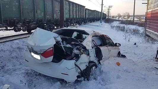 "Не заметила красный": на Урале поезд протаранил легковушку с 9-летним ребенком
