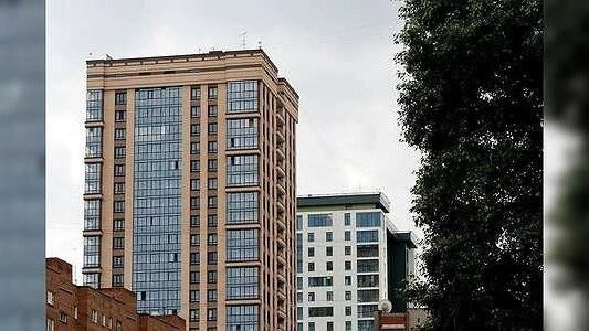 В Екатеринбурге из многоэтажки выпала полуобнаженная девушка: видео