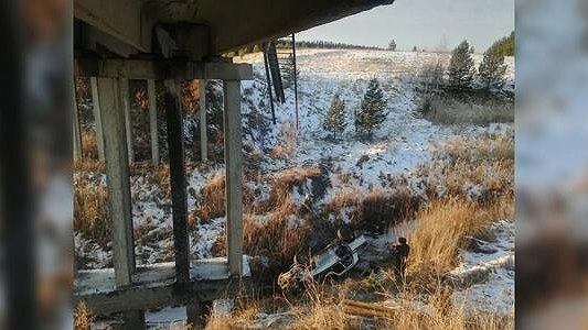 На Урале автомобиль вылетел с моста: один пассажир погиб, двое пострадали