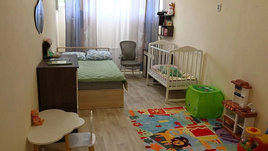 «Материнство не должно быть одиночеством»: в Сысертском районе открыли кризисную квартиру для молодых мам
