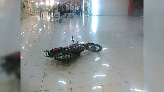 Пьяный 19-летний екатеринбуржец влетел в Кольцово через стену на мотоцикле: «Человек умеет развлекаться» - 28 мая 2015 года