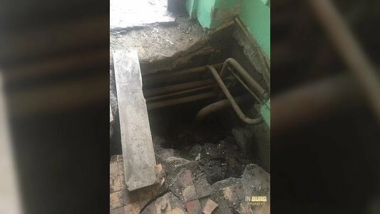 В одном из подъездов Екатеринбурга обвалился пол
