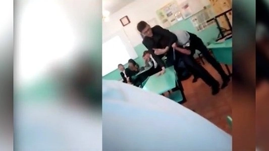 В Екатеринбурге учителя истории уволили из школы №83, где произошел конфликт и потасовка с восьмиклассником