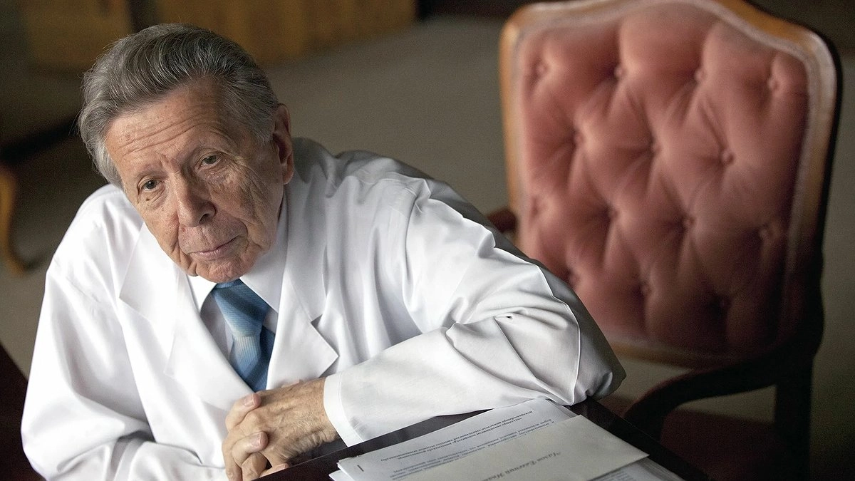 Кардиолог, лечивший вождей, завещал это правило. Что нужно выбросить из квартиры прямо сейчас, чтобы сердце не сдало