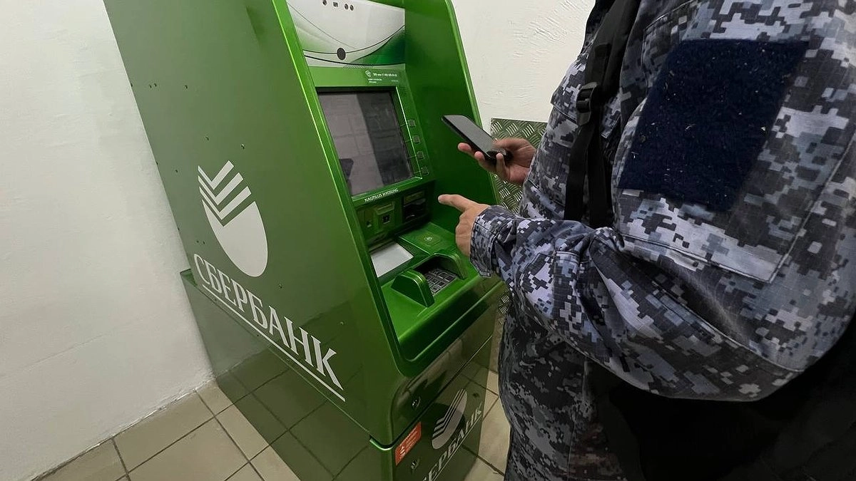 С апреля снимать наличку с карты станет сложнее: новые лимиты и комиссии