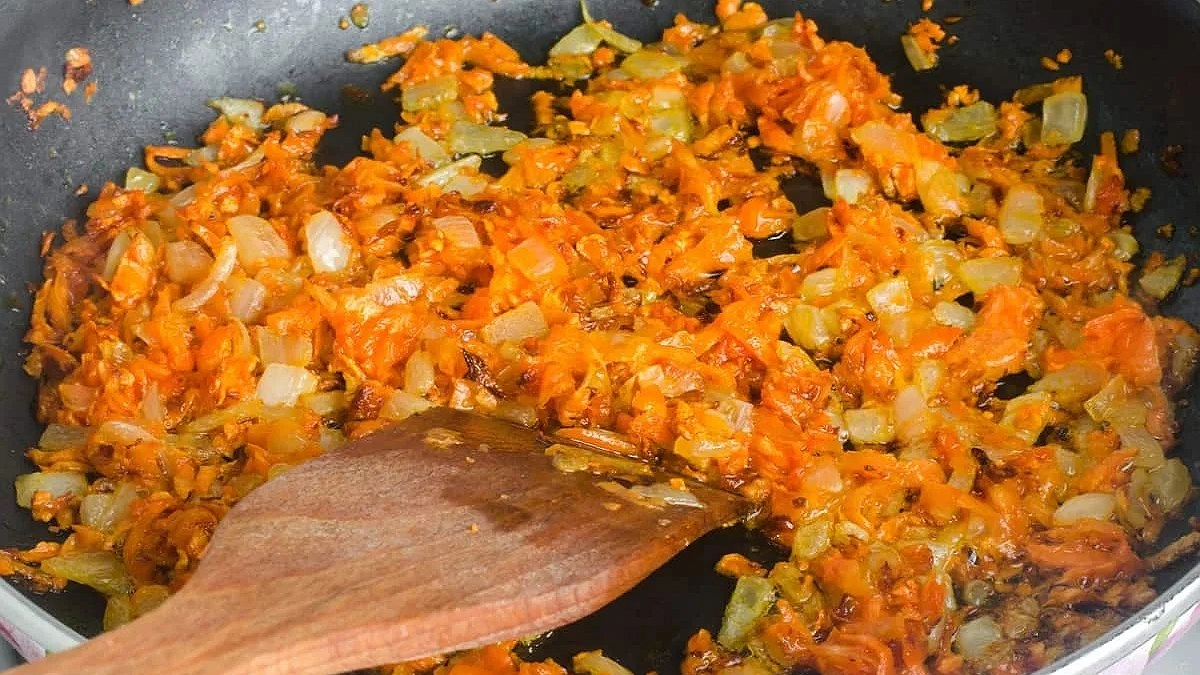 Что закладывается первым — лук или морковь? Запомните простое правило создания вкусной поджарки