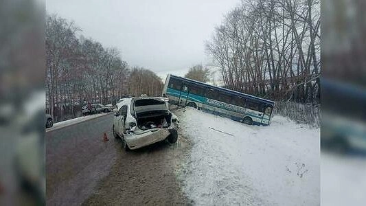 Пассажирский автобус устроил массовое ДТП на уральской трассе