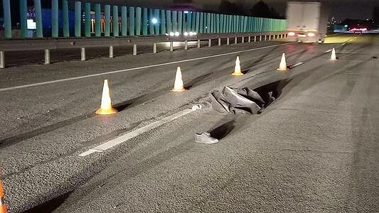 Главная картинка новости: Под Екатеринбургом мужчина на полном ходу выпрыгнул из машины и погиб