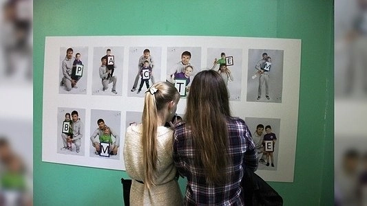 Главная картинка новости: В Екатеринбурге открыли выставку при фонде Антона Шипулина - 16 июля 2015 - фото, видео