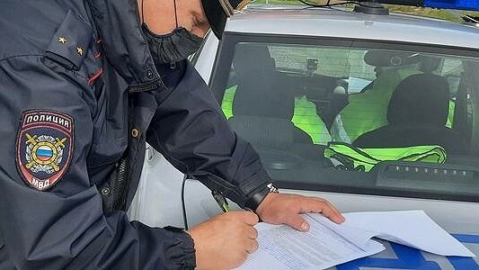 Главная картинка новости: Екатеринбуржец пытался откупиться от сотрудника ДПС долларами