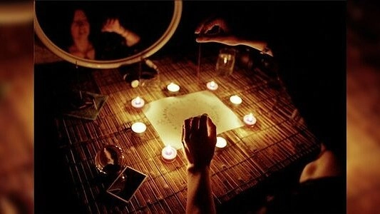 Рождественские гадания: как гадать по воску, на иглах, кольцах, обуви и зеркалах – фото