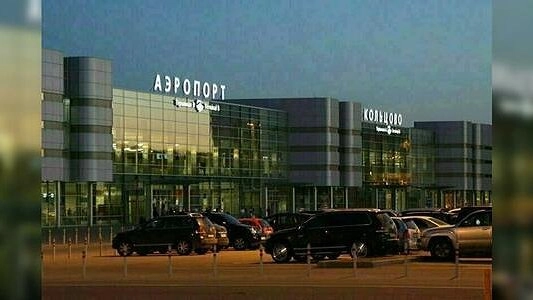 Главная картинка новости: Очередь в Кольцово: приезжие пытаются сдать тест на коронавирус