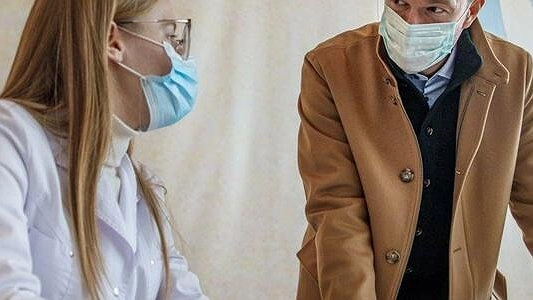 В Екатеринбурге депутаты передали врачам маски и перчатки, организовали пункты вакцинации и оплатили работу волонтеров