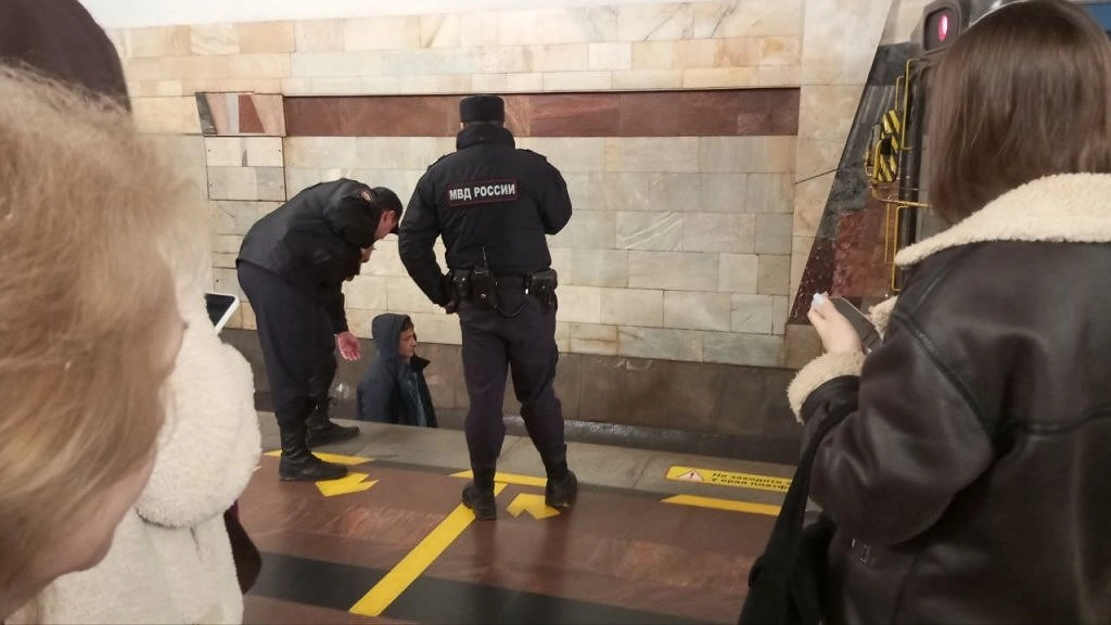 Чудо на станции «Площадь 1905 года» в Екатеринбурге: мужчина упал под поезд и остался жив