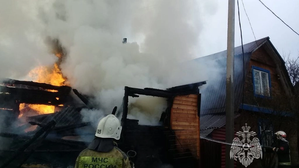 В СНТ «Березовая Роща» произошел пожар: два садовых дома уничтожены огнем