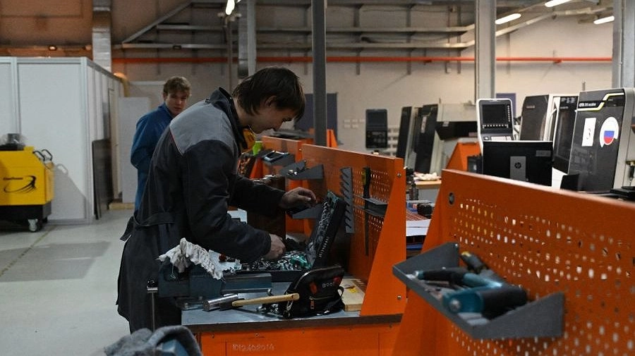 500 свердловских девятиклассников осваивают слесарные и кондитерские профессии после провала на экзаменах