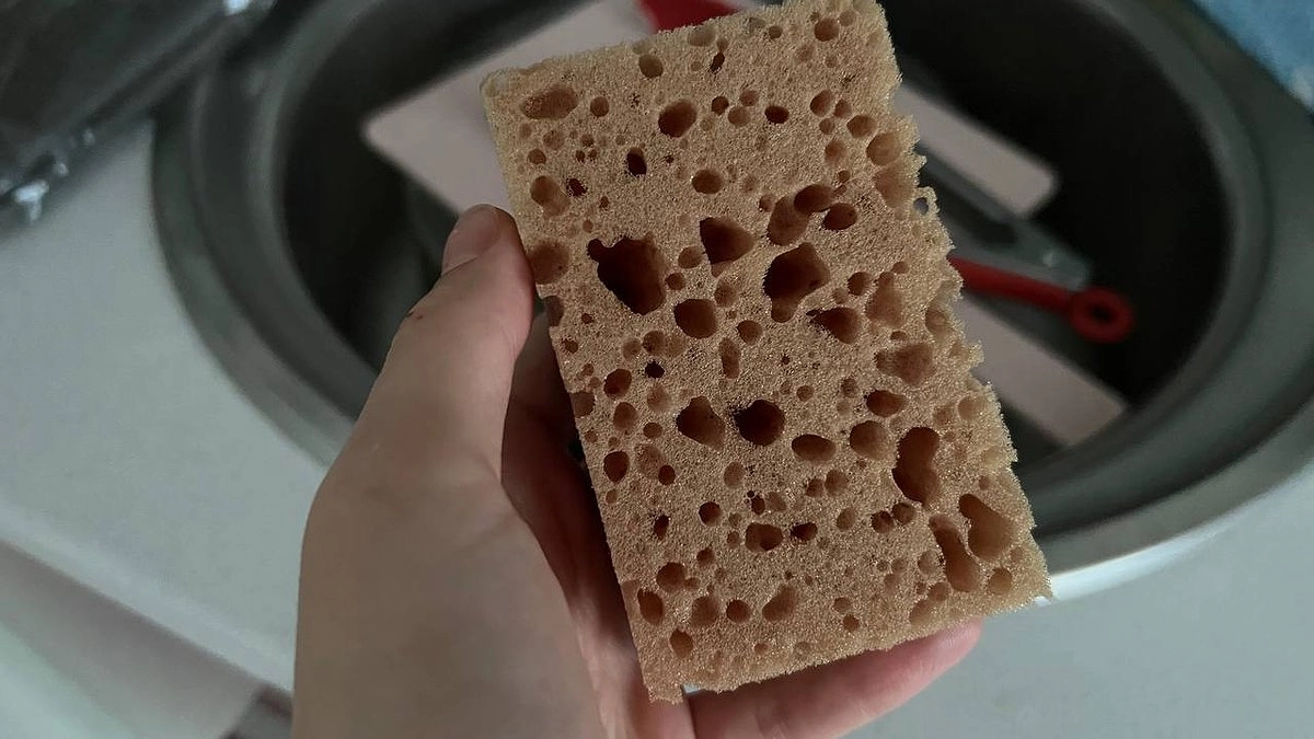 Главная картинка новости: Только в 50 лет узнала, для чего губки для мытья посуды разных цветов