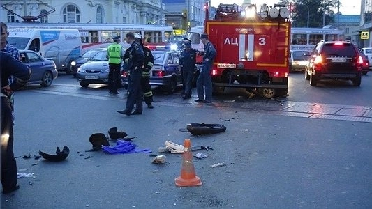 ДТП на Карла Либкнехта в Екатеринбурге - скутерист не пропустил машину пожарных - фото - 29 июня 2015