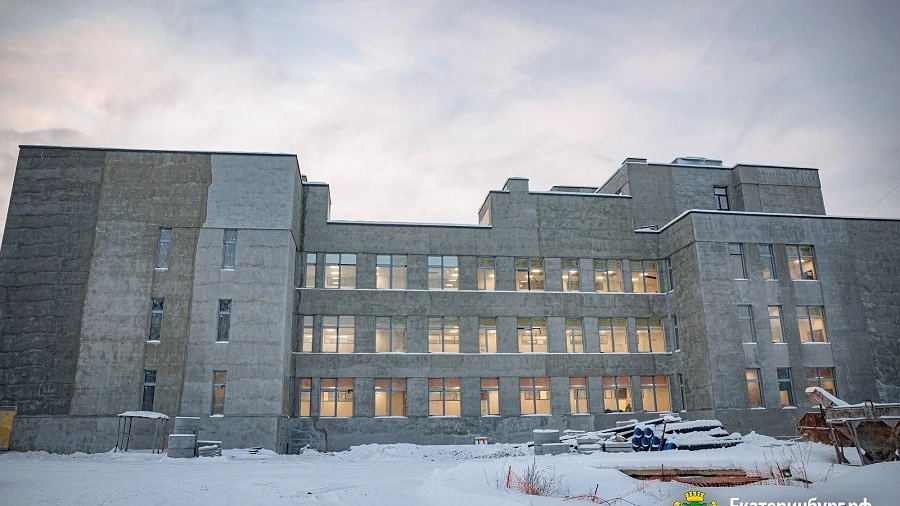 Вместо 2027-го — уже к сентябрю: в центре Екатеринбурге экстренно достраивают школу-гигант на 1500 детей