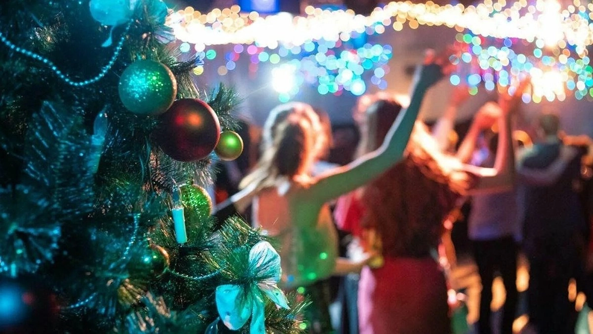 Вы ревнуете из-за корпоратива? Это ошибка. Психолог объяснил, какую просьбу нужно выдвинуть вместо скандала. Работает безотказно