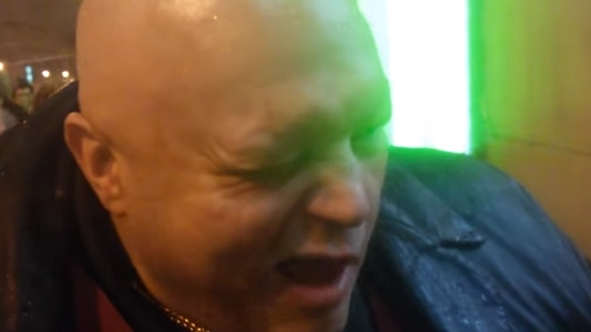 В Москве главного редактора «Эха Москвы» Алексея Венедиктова закидали долларами – 3 февраля 2016 года видео