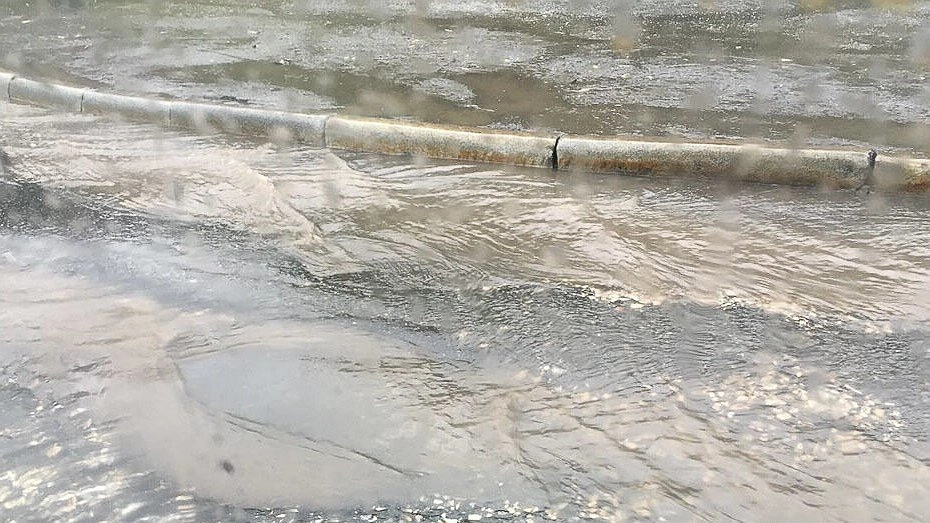 В Екатеринбурге перекрёсток ушёл под воду