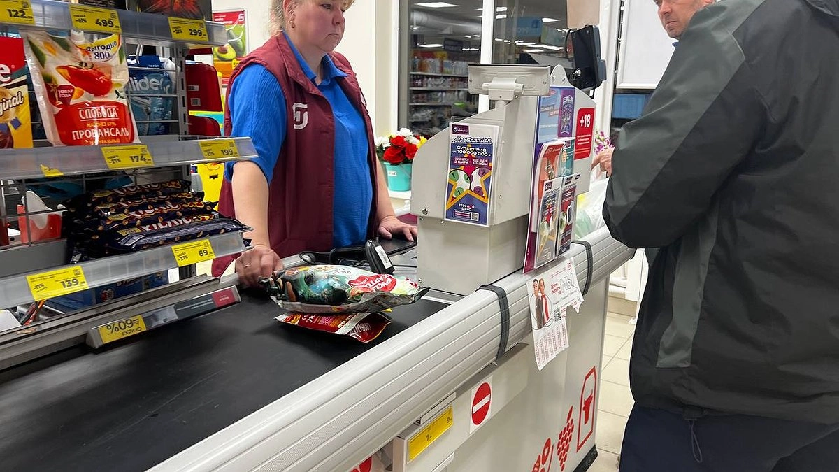 Главная картинка новости: Почему в магазинах больше не расплачиваюсь картой: оказалось кассиры "Пятерочки" и "Магнита" внимательно следят