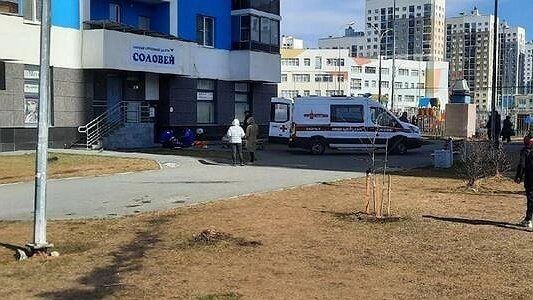 В Екатеринбурге девушка выпала из многоэтажки