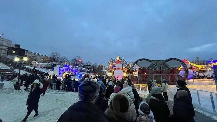 Свердловчане и туристы штурмуют зимнюю сказку: ледовый городок на Плотинке привлекает толпы