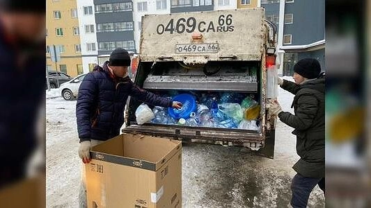 Свердловчане массово ломают мусорные контейнеры