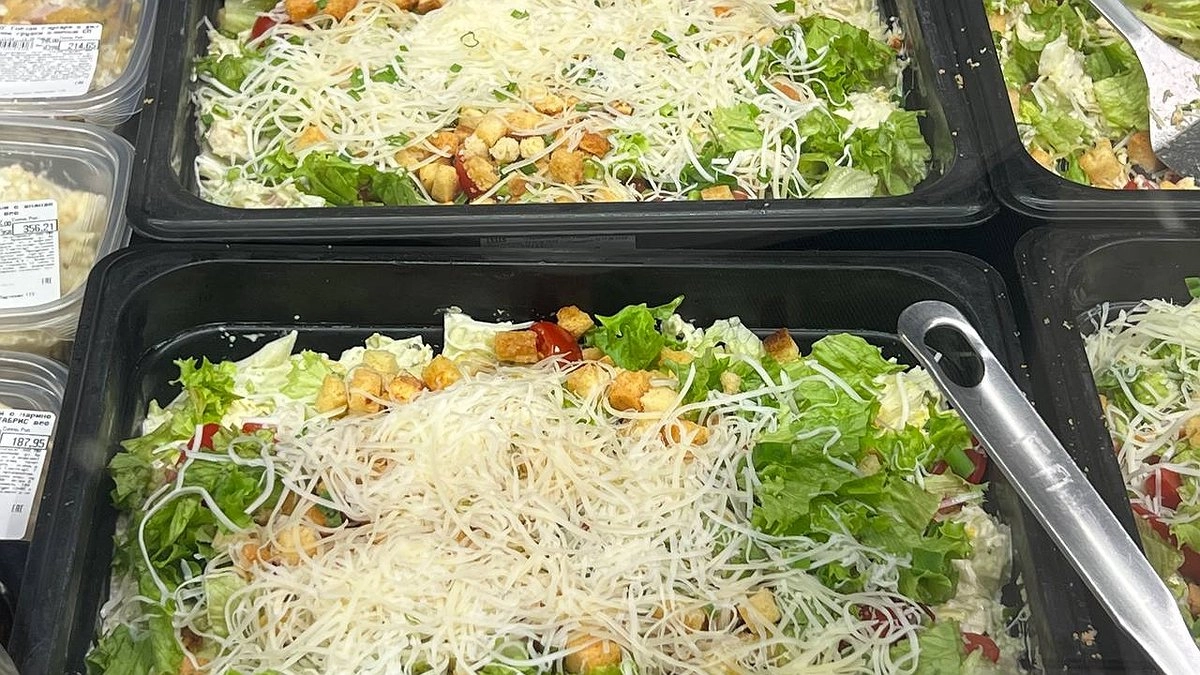 Идеальное сочетание ингредиентов: салат с курицей и помидорами — захочется всё съесть сразу