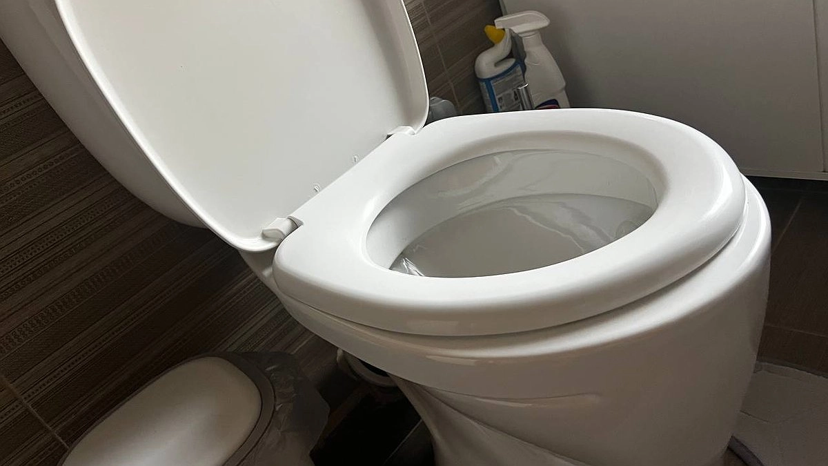 Рюмку в унитаз на ночь — к утру канализация чиста: выливаем раз в месяц — и забываем об откачке на 15 лет